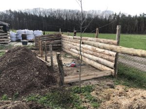 Holzbretter sind an Holzpfosten befestigt.